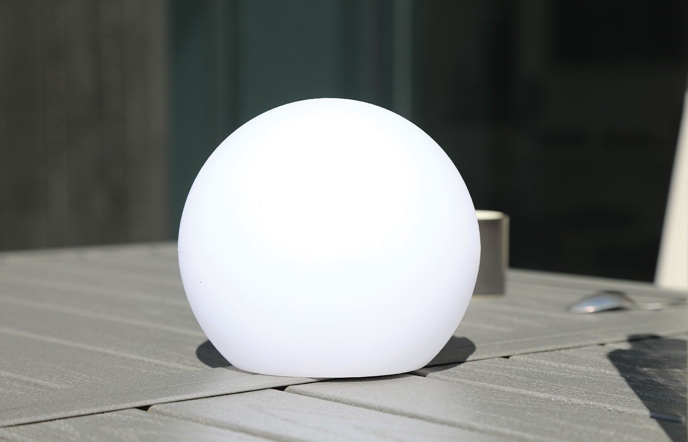 Lampe led boule - Luminaria. Cette lampe d’extérieure dispose de 16 couleurs, elle trouvera sa place aussi bien dans votre intérieur que dans votre extérieur pour une ambiance cocooning. Elle permet d'embellir votre extérieur