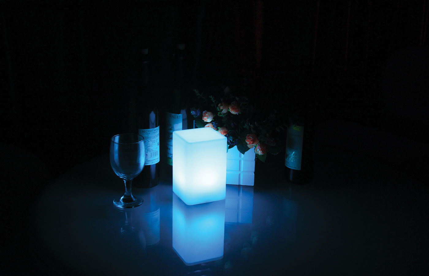 Lampe led cube - Luminaria. Découvrez notre lampe led cube Luminaria. Cette lampe d’extérieure dispose de 16 couleurs, elle trouvera sa place aussi bien dans votre intérieur que dans votre extérieur pour une ambiance cocooning. Elle permet d'embellir votre extérieur