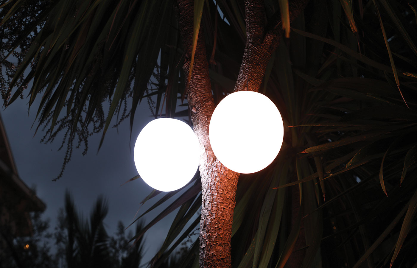 Lampe led boule suspendue – Luminaria. Découvrez notre lampe led boule suspendue Luminaria. Cette lampe d’extérieure dispose de 16 couleurs, elle trouvera sa place aussi bien dans votre intérieur que dans votre extérieur pour une ambiance cocooning. Elle permet d'embellir votre extérieur.